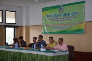 Dr. H. Sumanta, M. Ag (Rektor IAIN) membuka acara Studium General Fakultas Ushuluddin Adab Dakwah IAIN Syekh Nurjati Cirebon Tahun 2016.