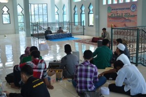 Imron Rosyadi, M. Pd.I dan Hasan Aedi, M. Ag selaku juri dalam lomba MQK dalam acara GBA HMJ PBA FITK Tahun 2016.