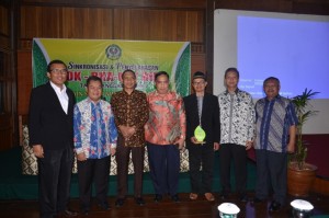 Foto bersama dengan Dr. Hilmi Muhammadiyah usai memberikan materi dalam acara Sinkronisasi dan Penyelarasan POK RKA-KL/ DIPA Tahun Anggaran 2016.