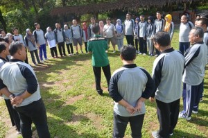 Mentor memberikan materi dalam acara Outbond