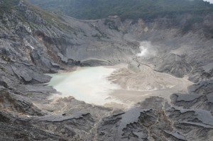 Kawah Gunung Tangkuban Perahu perupakan salah satu destinasi wisata yang ada di Indonesia tepatnya wilayah Subang Jawa Barat.