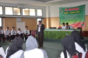 Wadek III FITK Dr. Nuryana, M. Pd memberikan materi keorganisasian dalam acara Up Grading SEMA-DEMA FITK Tahun 2016.