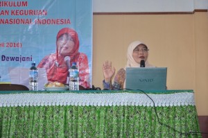 Dr. Hj. Sylvi Dewajani, M. Psy sebagai Narasumber dalam acara Workshop Pengembangan Kurikulum FITK Berbasis KKNI Tahun 2016.