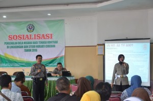 Kanit Bin Tibmas AIPTU. M. Sukrim dan BRIPKA. Dewi Mery memberikan materi
