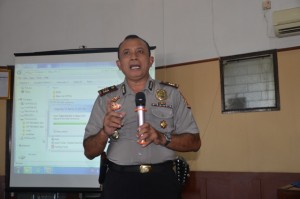Kasat Binmas POLRES Cirebon Kota memberikan materi Pengenalan Bela Negara.