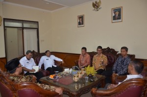 Bincang-bincang antara Tim Pengembangan Alih Status IAIN menuju UIN Syekh Nurjati Cirebon dengan Wakil Bupati Kabupaten Indramyu Drs. H. Supendi, M. Si beserta Kepala Bagian Pertanahan Kabupaten Indramayu.