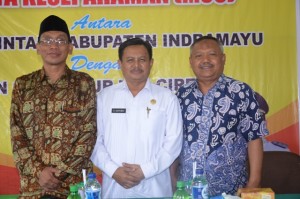 Drs. H. Supendi, M. Si ditengah didampi Rektor dan epala Biro AUAK IAIN Syekh Nurjati Cirebon