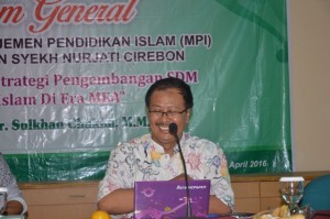 Dr. Sulkhan Chakim, MM sebagai Narasumber dalam acara Studium General Jurusan Manejemen Pendidikan Islam Tahun 2016.