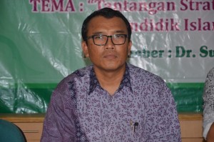 Prof. Dr. H. Jamali, M. Ag (Direktur Pascasarjana) sebagai ketua pelaksana kegiatan Studium General Jurusan manajemen Pendidikan Islam Tahun 2016.