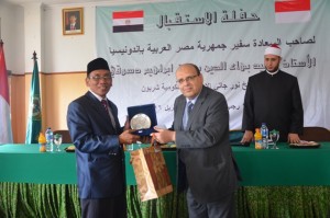 H.E. Mr. Bahaa El Deen Dessaouki memberikan Cinderamata kepada Dr. H. Sumanta, M. Ag pasca penandatanganan Nota Kesepahaman.