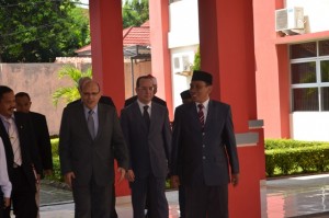 Dr. H. Sumanta, M. Ag mendampingi H.E. Mr. Bahaa El Deen Dessaouki menuju tempat Studium General Prodi Perdata Islam (PERDAIS) Pascasarjana IAIN Syekh Nurjati Cirebon Tahun 2016.