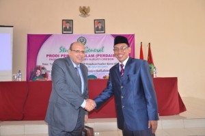 Dr. H. Sumanta, M. Ag memberikan Cinderamata kepada H.E. Mr. Bahaa El Deen Dessaouki pasca Penandatanganan Nota Kesepahaman.