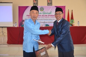 Rektor IAIN Dr. H. Sumanta menyerahkan cinderamata kepada Prof. Dr. H. Chozin Nasuha, MA (Rektor ISIF Cirebon) sebagai Narasumber dalam acara Studium General Prodi PERDAIS IAIN Syekh Nurjati Cirebon Tahun 2016.