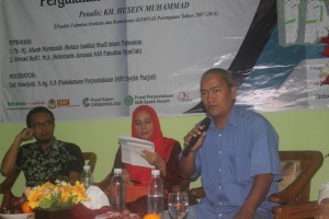 Hj. Afwah Mumtazah, M. Ag ditengah didampingi oleh Ahmad Rofi'i, MA dan Saeful Badar, MA dalam acara Bedah Buku "Perempuan, Islam dan Negara".