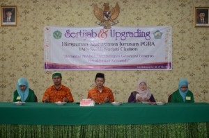 Foto bersama mulai dari kiri Siti Khaerunisa (Wakil Ketua HMJ), Kusnadi (Staff Jur. PGRA), Dr. Saifudin, M. Ag (Kajur PGRA), Hj. Ery Khaeriyah, MA (Sekjur PGRA) dan Lisa Felicia (Ketua HMJ PGRA).