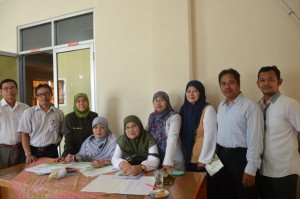 Ketua Jurusan PBA HJ. Rodliyah, M. Ag foto bersama Panitia Studium General PBA FITK Tahun 2016.
