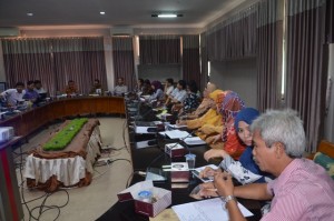 Peserta dari unsur Fakultas, Jurusan dan Kapus dalam acara Pembahsan Standarisasi Pelaksanaan dan Pelaporan Kegiatan.