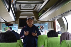 Dr. H. Farihin, M. Ag memimpin do'a bersama Duta IAIN Syekh Nurjati Cirebon 