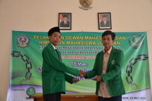 Serah terima dari kepengurusan DEMA dan HMJ yang lama kepada kepengurusan yang baru.