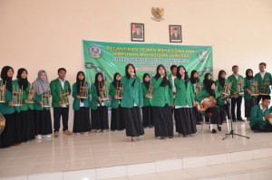 Team Kesenian Tradisional Angklung mahasiswa Jurusan PAI FITK dalam acara Pelanyikan DEma dan HMJ masa khidmat 2016-2017.