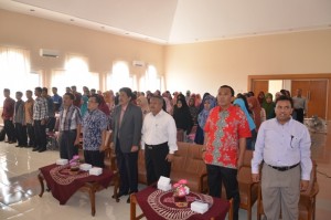 Peserta Studium General menyanyikan lagu kebangsaan Indonesia Raya.