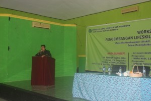 Dr. Nuryana, M. Pd memberikan sambutan dalam acara Workshop Pengembangan Lifeskill dan Entrepreneurship Mahasiswa FITK Tahun 2016.