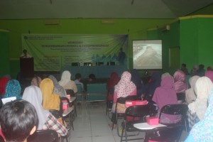 Dr. H. Suklani, M. Pd mewakili Dekan FITK memberikan sambutan dalam acara