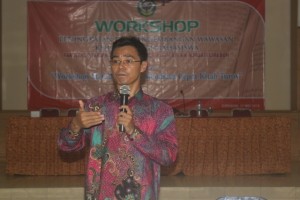 Dr. H. Mukhshon Nawawi, MA sebagai Narasumber dalam acara Workshop Metode Praktis Membaca Kitab Turos bagi Mahasiswa FSEI Tahun 2016.