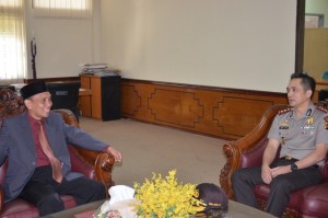 Rektor IAIN Dr. H. Sumanta, M. Ag bincang-bincang dengan Kapolres Cirebon Kota AKBP Indra Jafar, S.Ik., SH