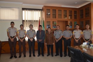 Foto Bersama Rektor IAIN Dr. H. Sumanta, M. Ag didampingi Dr. H. Farihin, M. Pd beserta Kapolres Cirebon Kota AKBP Indra Jafar, SIk., SH dan Rombongan.
