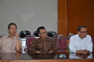 Rektor IAIN Dr. H. Sumanta, M. Ag didampingi Dr. H. Adib, M. Ag dan Dr. Saefuddin Zuhri, M. Ag dalam Focus Group Discussion Pelaksanaan Pembangunan Zona Integritas Kementerian Agama RI di IAIN Syekh Nurjati Cirebon.