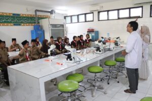 Kunjungan Edukasi SD IT Bina Bangsa ke Laboratorium MIPA FITK UIN Siber Cirebon