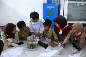 Kunjungan Edukasi SD IT Bina Bangsa ke Laboratorium MIPA FITK UIN Siber Cirebon