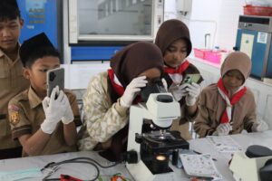 Kunjungan Edukasi SD IT Bina Bangsa ke Laboratorium MIPA FITK UIN Siber Cirebon 4
