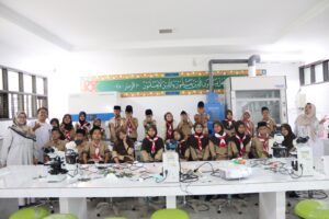Kunjungan Edukasi SD IT Bina Bangsa ke Laboratorium MIPA FITK UIN Siber Cirebon Foto Bersama