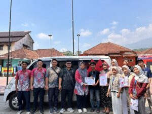 Kegiatan donor darah memperingati Hari Donor Darah Sedunia di Balai Desa Teja Majalengka