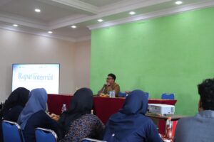 Kepala UPT Pengembangan Karier UIN Siber Cirebon memimpin rapat internal Career Development Center bersama volunteer.