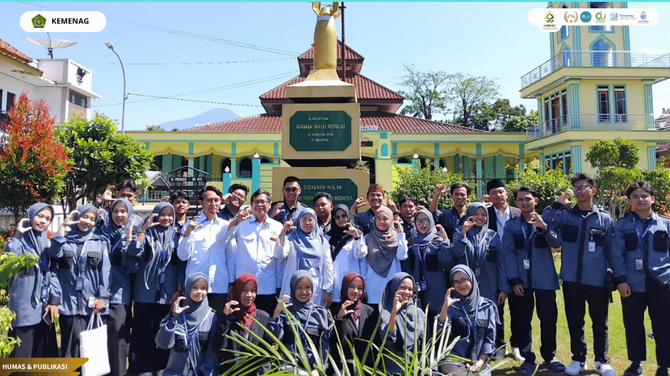 Mahasiswa HMJ Pendidikan Bahasa Arab UIN Siber Syekh Nurjati Cirebon bersama pemerintah desa dan civitas akademika pada pembukaan ITLA' Mengabdi 2026 di Desa Pamulihan, Kabupaten Kuningan.
