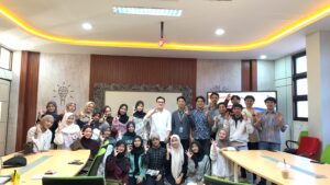 Peserta Pembekalan Volunteer Gerakan Mengabdi HIMABKI 2026 mengikuti sesi materi bersama Ketua Jurusan Bimbingan dan Konseling Islam di Smart Class FDKI UIN Siber Syekh Nurjati Cirebon.