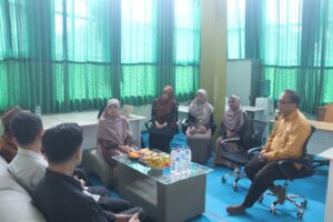 Tim BAZNAS Provinsi Jawa Barat bersama pimpinan dan pengurus UPZ Syarifah Mudaim UIN Siber Cirebon saat kegiatan monitoring dan evaluasi pengelolaan zakat di lingkungan kampus.