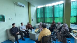 Tim BAZNAS Provinsi Jawa Barat bersama pimpinan dan pengurus UPZ Syarifah Mudaim UIN Siber Syekh Nurjati Cirebon saat kegiatan monitoring dan evaluasi pengelolaan zakat di lingkungan kampus.