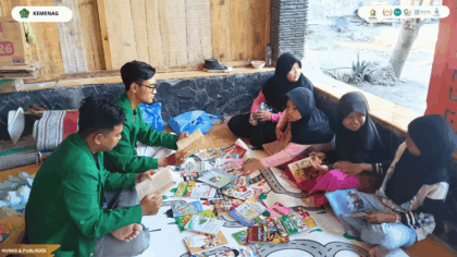 Anak-anak Desa Barisan mengikuti kegiatan membaca bersama yang diselenggarakan KKN Kelompok 2 UIN Siber Syekh Nurjati Cirebon.