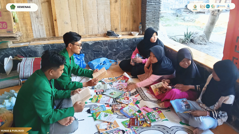 Anak-anak Desa Barisan mengikuti kegiatan membaca bersama yang diselenggarakan KKN Kelompok 2 UIN Siber Syekh Nurjati Cirebon.