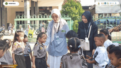 Anak-anak TK PGRI Desa Mayung mengikuti permainan tradisional bersama mahasiswa KKN 45 UIN Siber Cirebon.