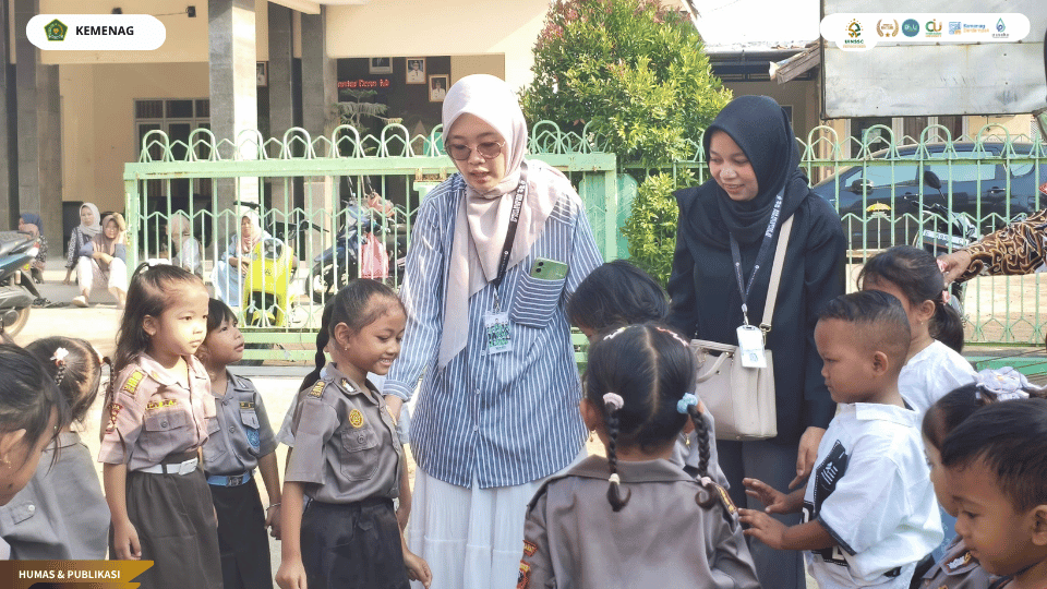 Anak-anak TK PGRI Desa Mayung mengikuti permainan tradisional bersama mahasiswa KKN 45 UIN Siber Cirebon.