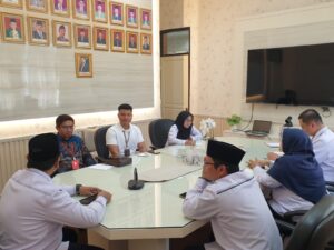 Audiensi Pengadilan Agama Cirebon dan PKBH UIN Siber Cirebon membahas peningkatan kualitas layanan Pos Bantuan Hukum.