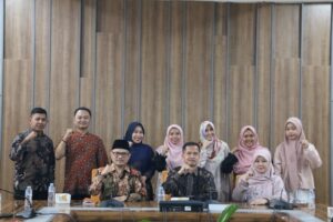 Benchmarking UPZ UIN Sunan Gunung Djati Bandung bersama UPZ Syarifah Mudaim UIN Siber Syekh Nurjati Cirebon di Ruang Rapat Senat Foto Bersama