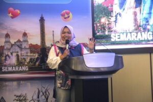 Country Community Lead Canva Indonesia menyampaikan materi tentang kreativitas digital dan pemanfaatan Artificial Intelligence dalam #NyatAInDiCanva Roadshow di UIN Siber Syekh Nurjati Cirebon.