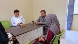 Diskusi penelitian model kolaborasi pendidikan paralegal di Sekretariat PKBH UIN Siber Cirebon.