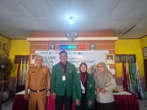 Dosen Pembimbing Lapangan menyerahkan mahasiswa KKN 09 UIN Siber Syekh Nurjati Cirebon kepada Pemerintah Desa Ambulu pada acara pembukaan KKN.